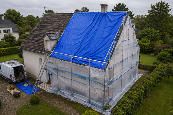 En Centre-Val de Loire, les couvreurs spécialisés réalisent la pose de bâches de toiture et la protection des façades afin de limiter les infiltrations d'eau et les dommages intérieurs.