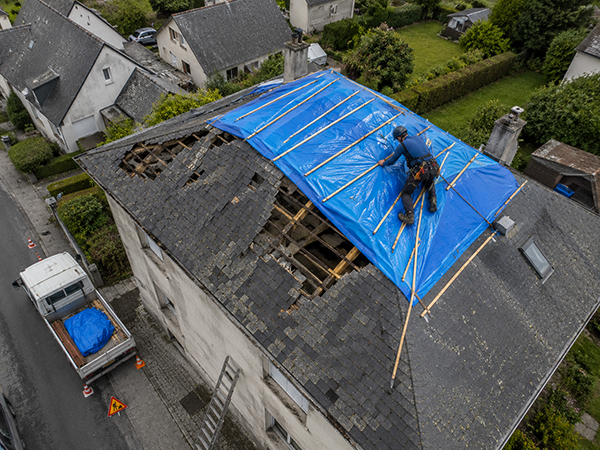 Recevez jusqu'à 3 devis gratuits de spécialistes de la toiture et comparez les prix, les délais d'intervention et les solutions proposées — intervention bâche toiture urgence